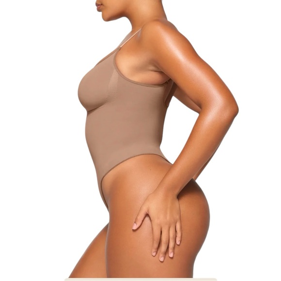 SKIMS Seamless Sculpt Thong Bodysuit Sienna Brown Womens Size S/M Shapewear NWOT - Picture 2 of 13